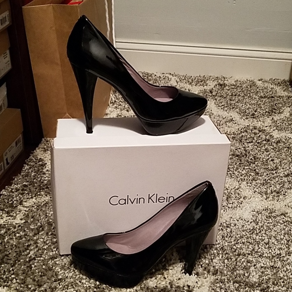 NIB Calvin Klein Odette Kid Skin Pumps